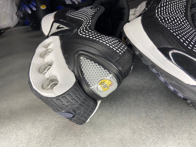 Nike Air Max Dn “Black & WHITE” - Tamanho 42.