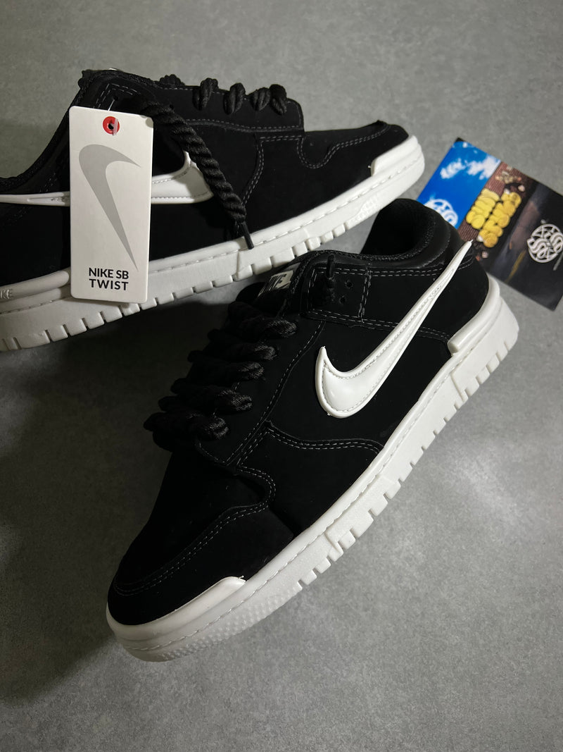 Dunk Low Pro “TWIST” B&W - Tamanho 42. (ACOMPANHA +1 CADARÇO)