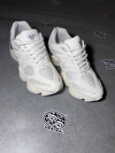 New Balance “9060” Triple White - Tamanho 40.
