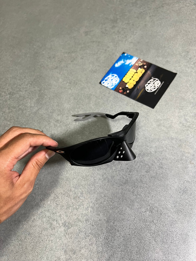 Óculos Oakley PLANTARIS “LENTE PRETA” - (ACOMPANHA CAIXA OAKLEY)