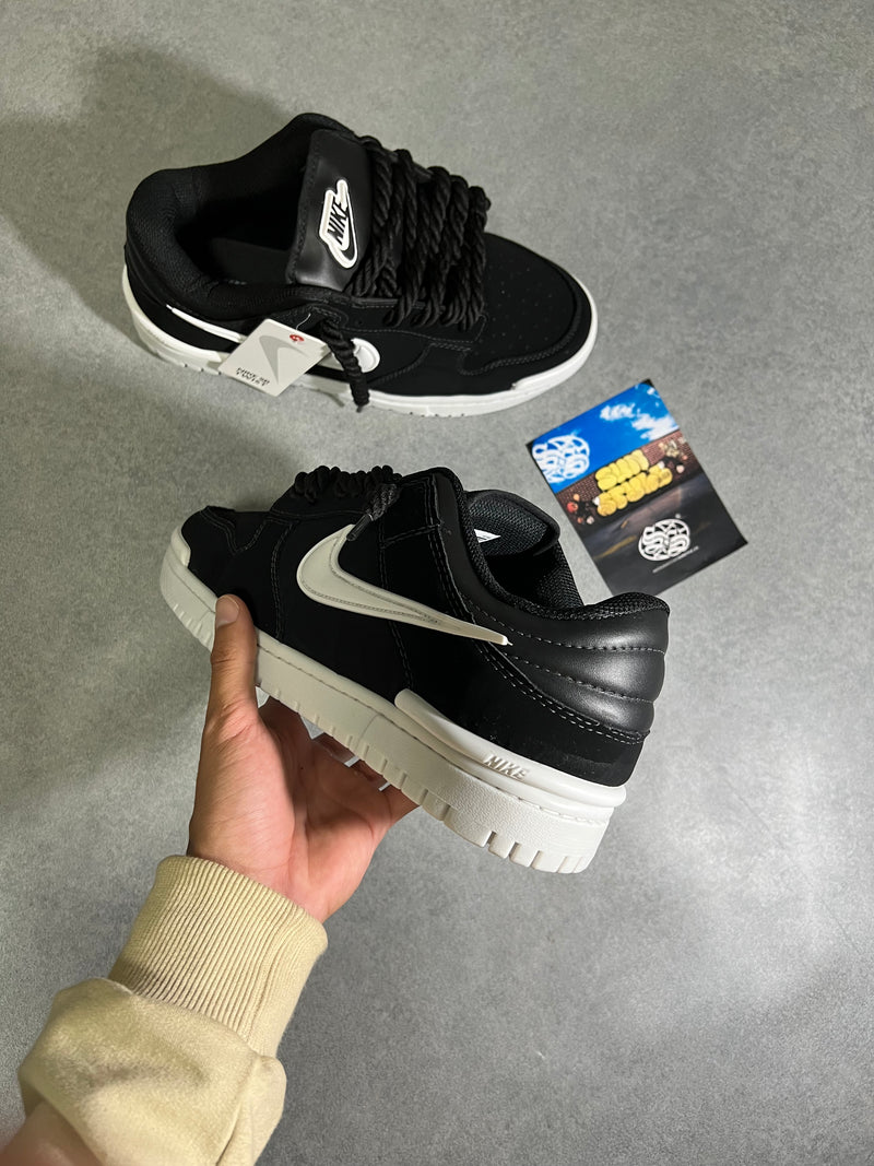 Dunk Low Pro “TWIST” B&W - Tamanho 42. (ACOMPANHA +1 CADARÇO)