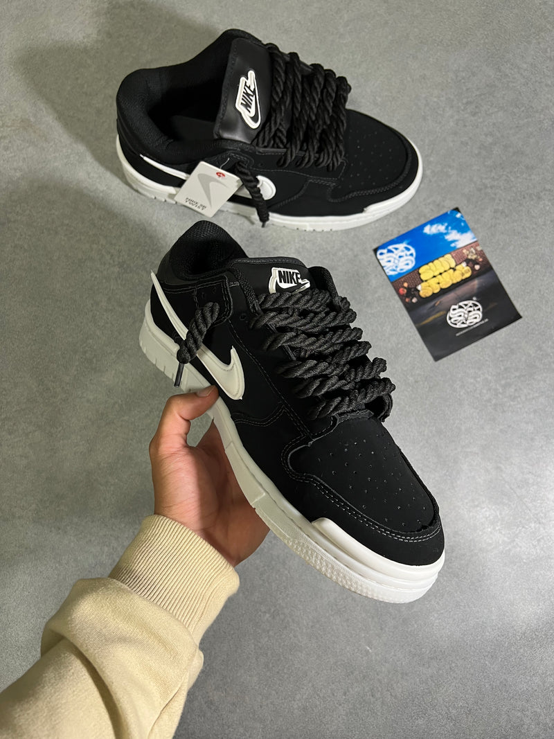 Dunk Low Pro “TWIST” B&W - Tamanho 42. (ACOMPANHA +1 CADARÇO)