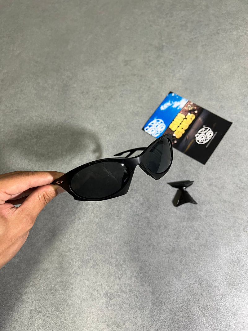 Óculos Oakley PLANTARIS “LENTE PRETA” - (ACOMPANHA CAIXA OAKLEY)
