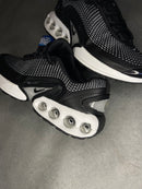 Nike Air Max Dn “Black & WHITE” - Tamanho 42.