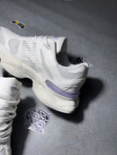 New Balance “9060” Triple White - Tamanho 40.