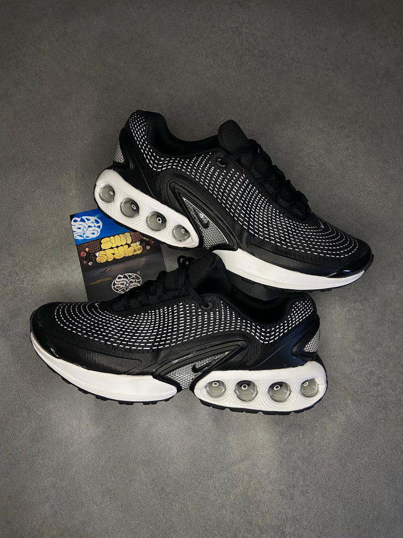 Nike Air Max Dn “Black & WHITE” - Tamanho 42.